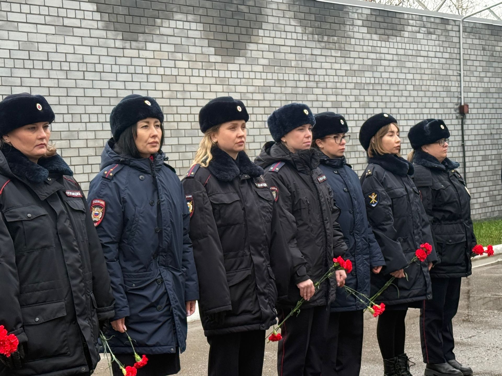 День памяти погибших сотрудников МВД в Менделеевске: митинг, возложение цветов и слова благодарности