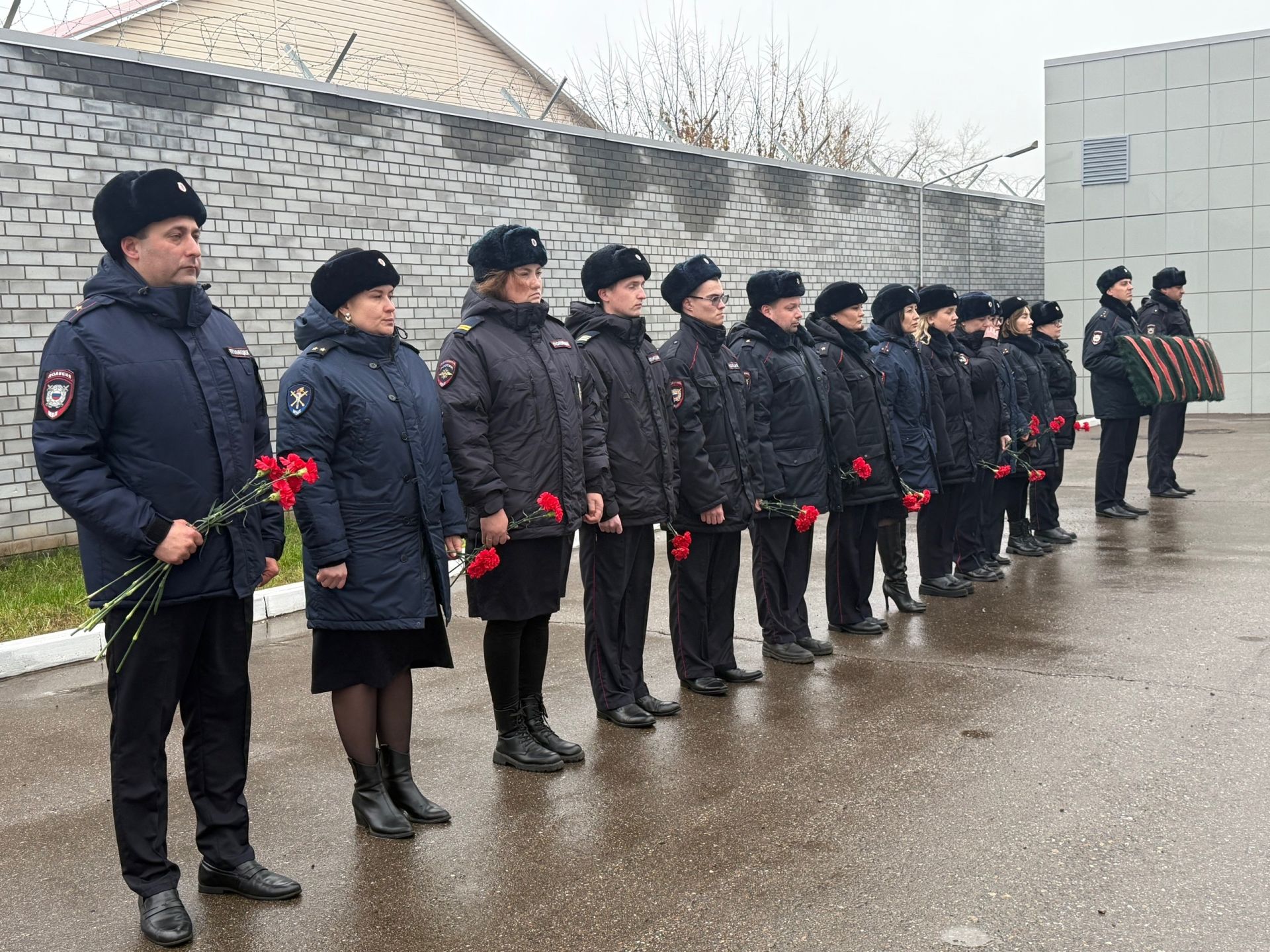 День памяти погибших сотрудников МВД в Менделеевске: митинг, возложение цветов и слова благодарности
