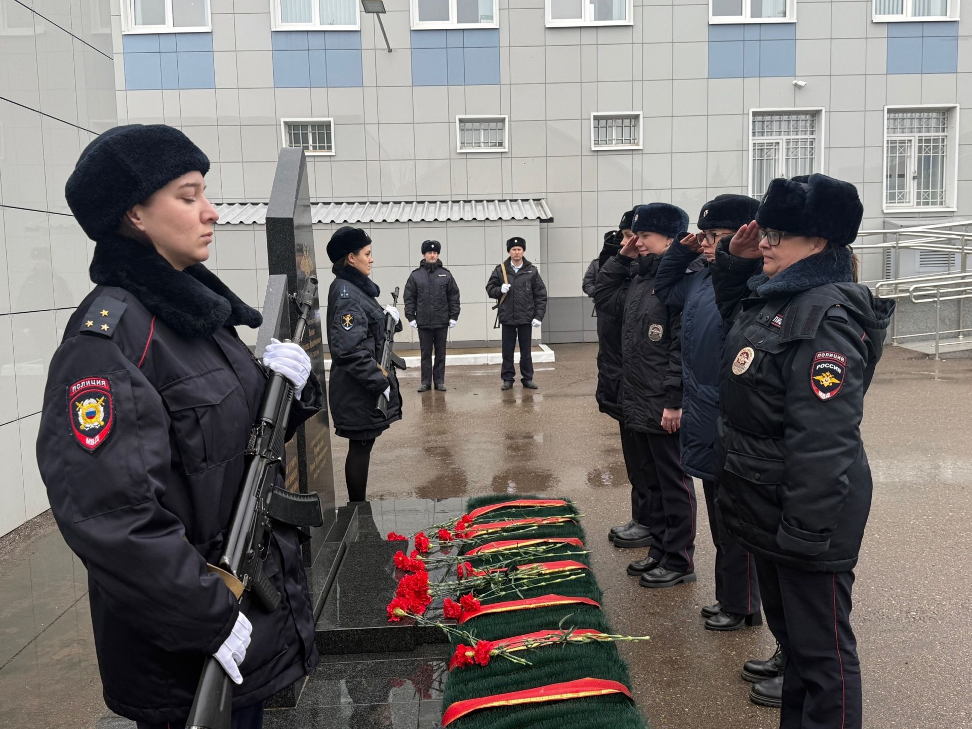 День памяти погибших сотрудников МВД в Менделеевске: митинг, возложение цветов и слова благодарности