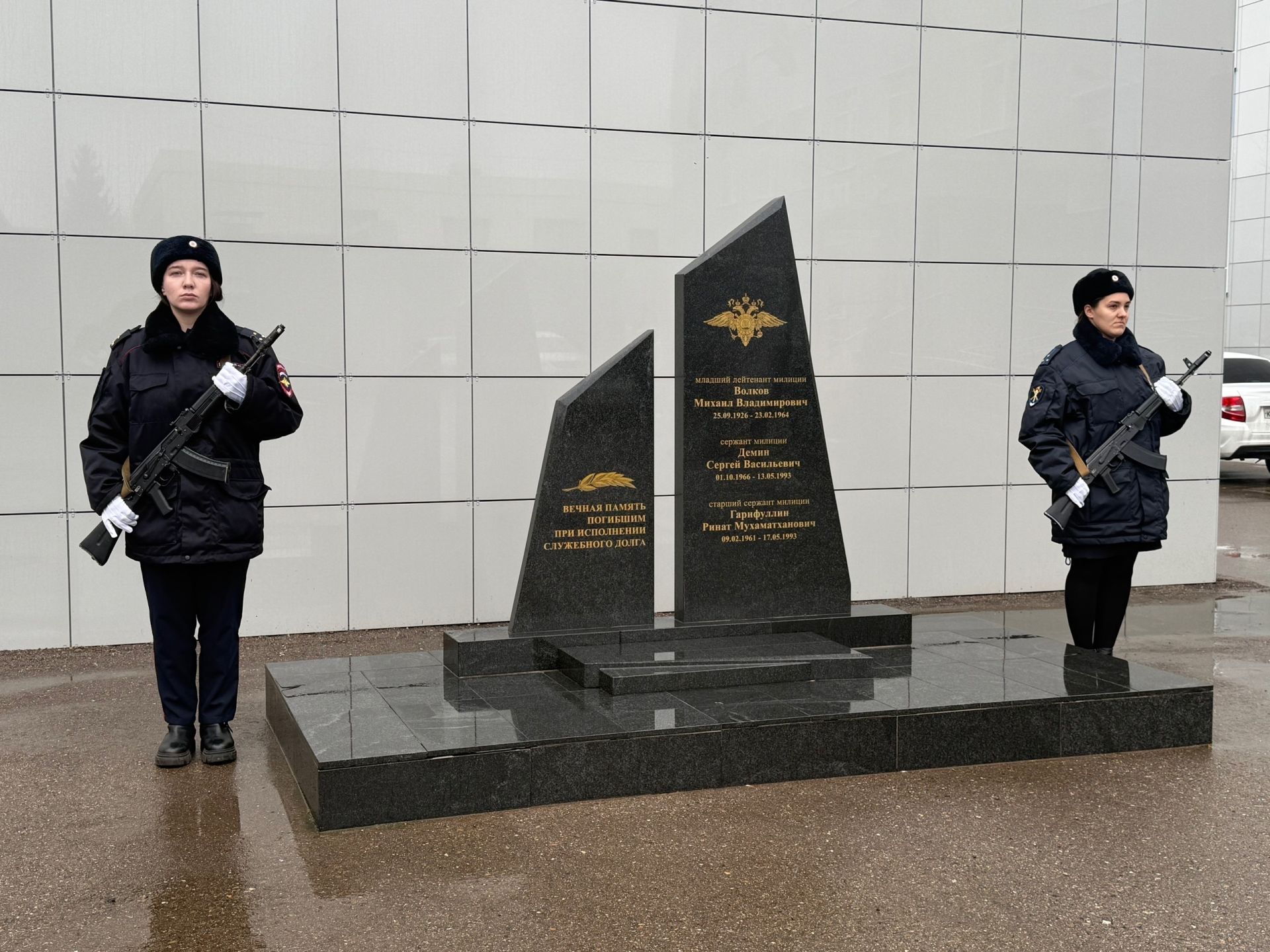 День памяти погибших сотрудников МВД в Менделеевске: митинг, возложение цветов и слова благодарности