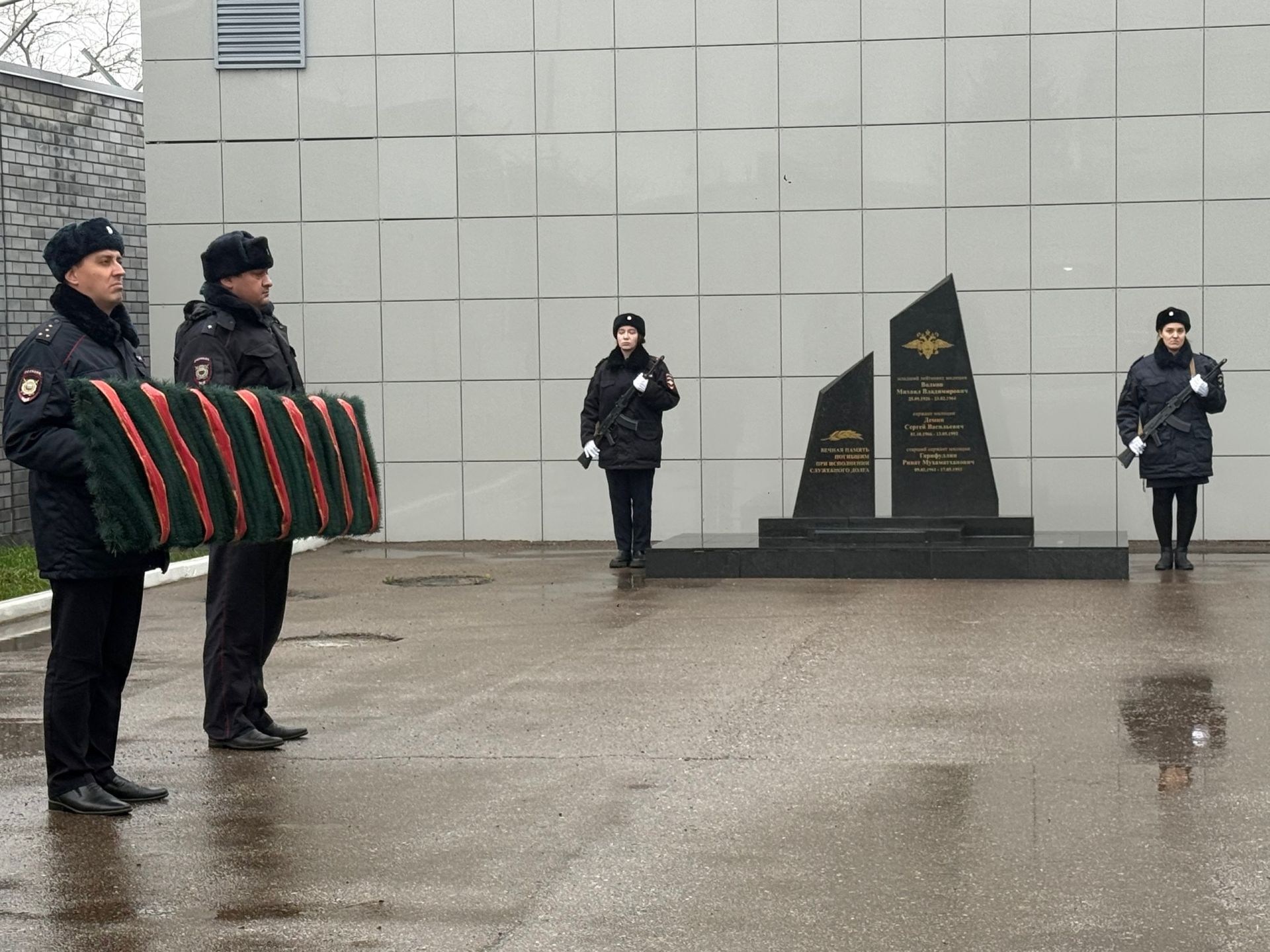 День памяти погибших сотрудников МВД в Менделеевске: митинг, возложение цветов и слова благодарности
