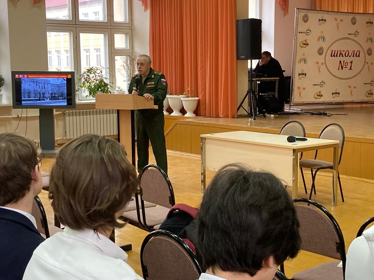 В Менделеевской школе № 1 прошла встреча с военным комиссаром: школьникам рассказали о карьере в армии