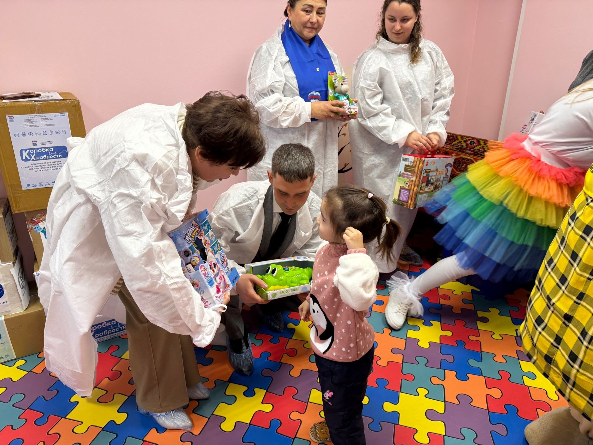 Добро в подарок: в Менделеевске стартовала акция «Коробка храбрости» для маленьких пациентов
