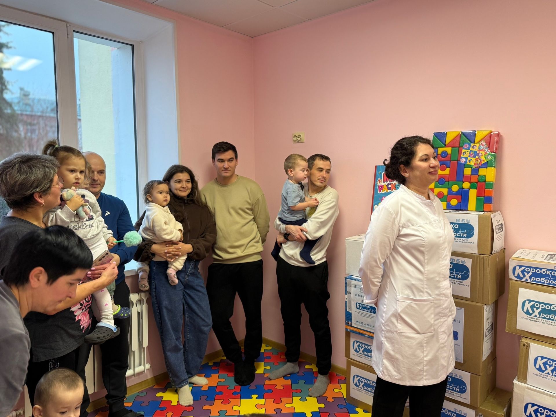 Добро в подарок: в Менделеевске стартовала акция «Коробка храбрости» для маленьких пациентов