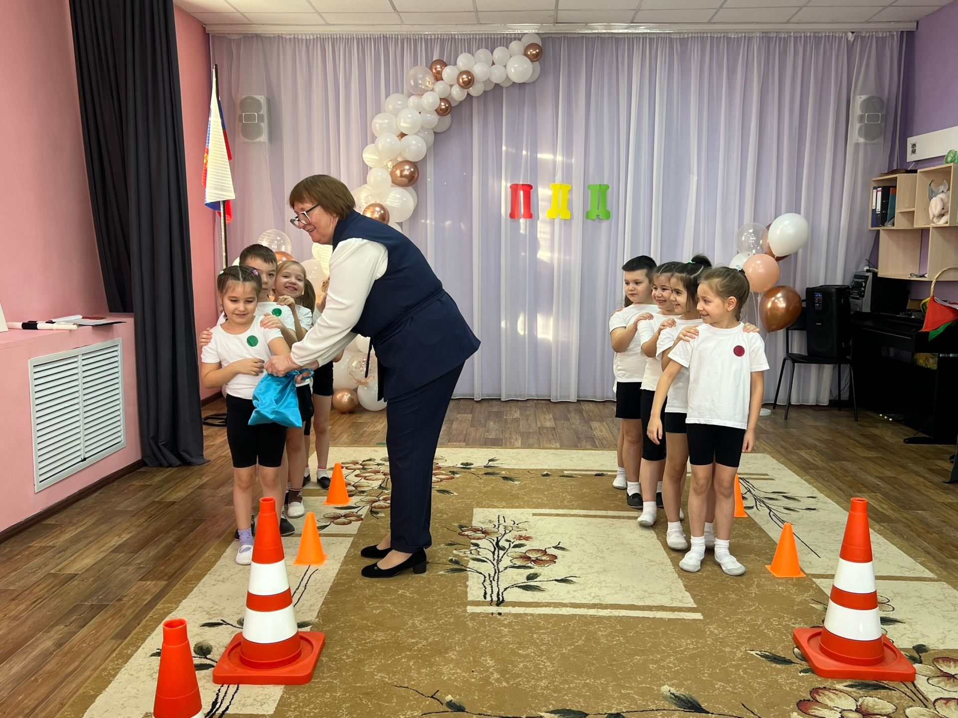 В Менделеевске дошкольники в игровой форме изучили ПДД