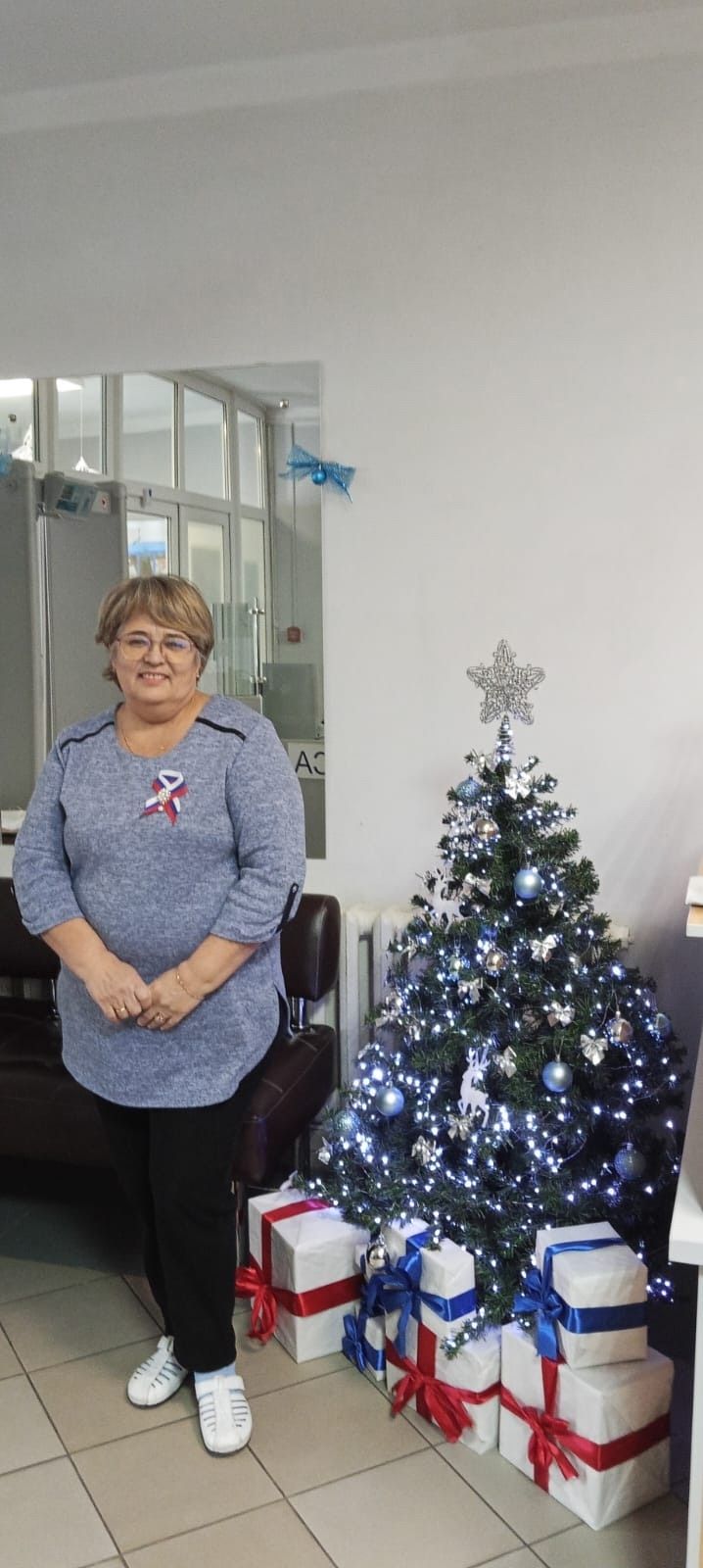 В Менделеевске ко Дню Конституции раздали символы единства