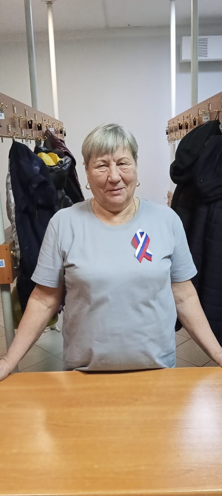 В Менделеевске ко Дню Конституции раздали символы единства