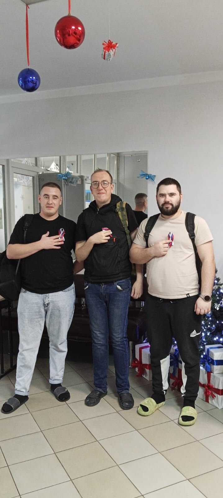 В Менделеевске ко Дню Конституции раздали символы единства