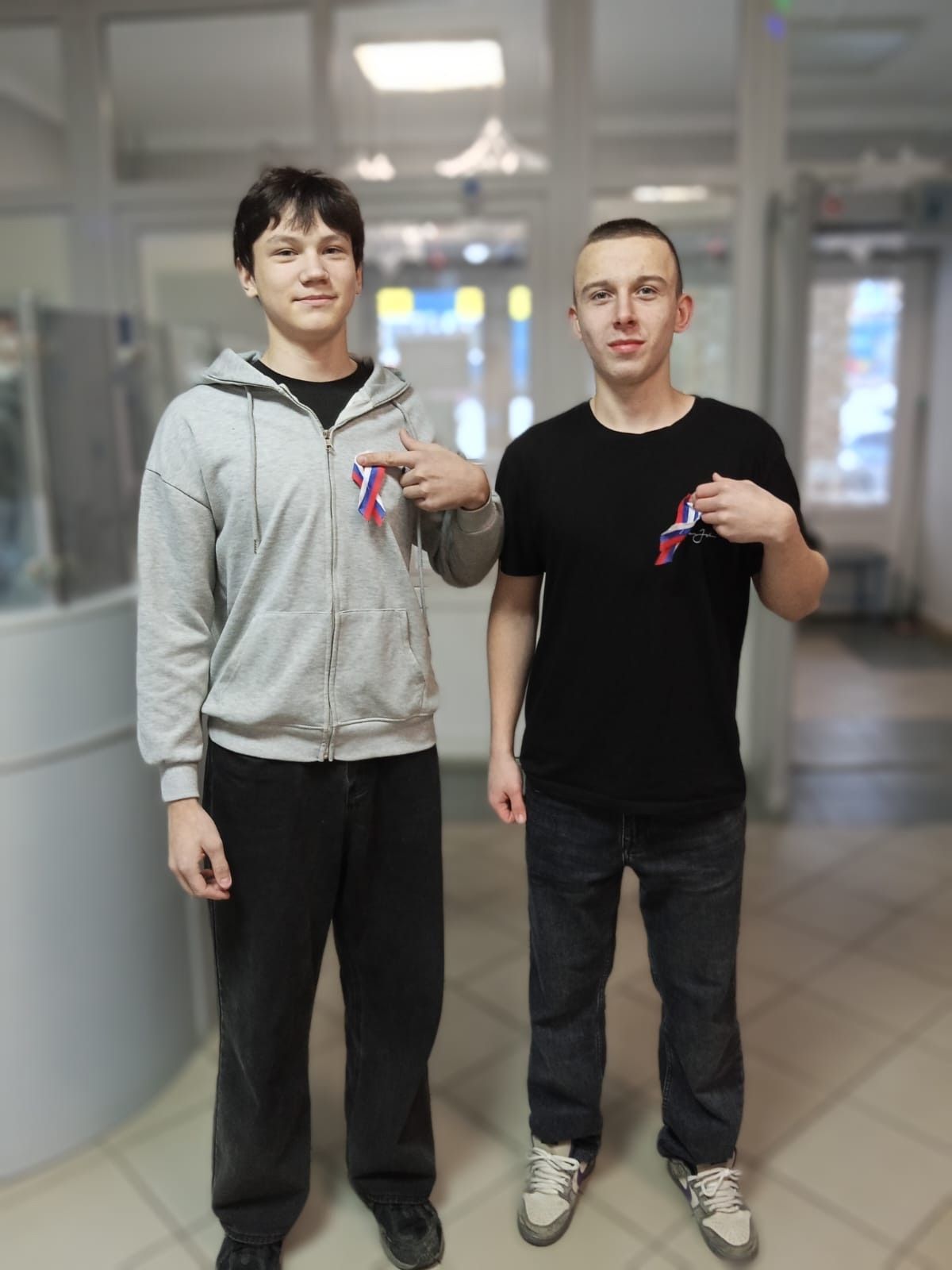 В Менделеевске ко Дню Конституции раздали символы единства