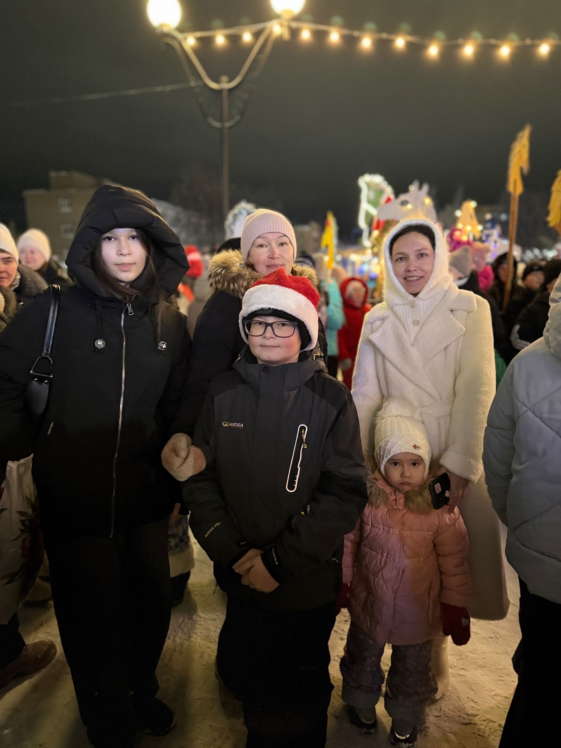 В Менделеевске зажгли огни на главной новогодней красавице