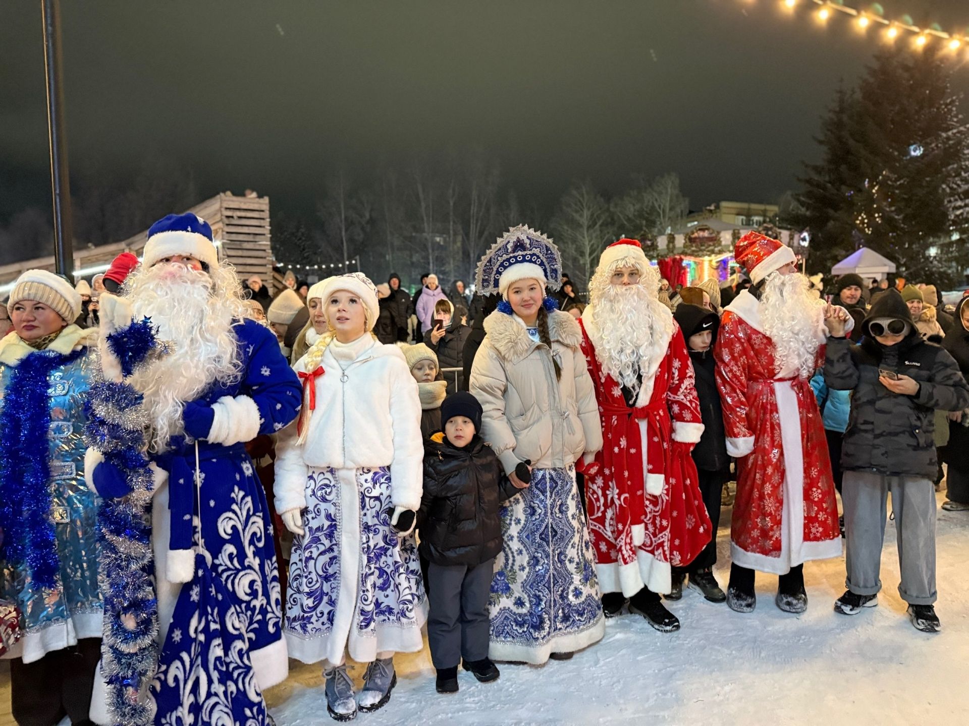 В Менделеевске зажгли огни на главной новогодней красавице