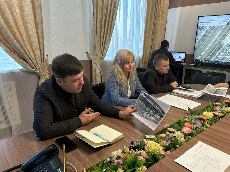 От земли для бизнеса до благоустройства дворов: о чём просили жители Менделеевского района на приёме граждан
