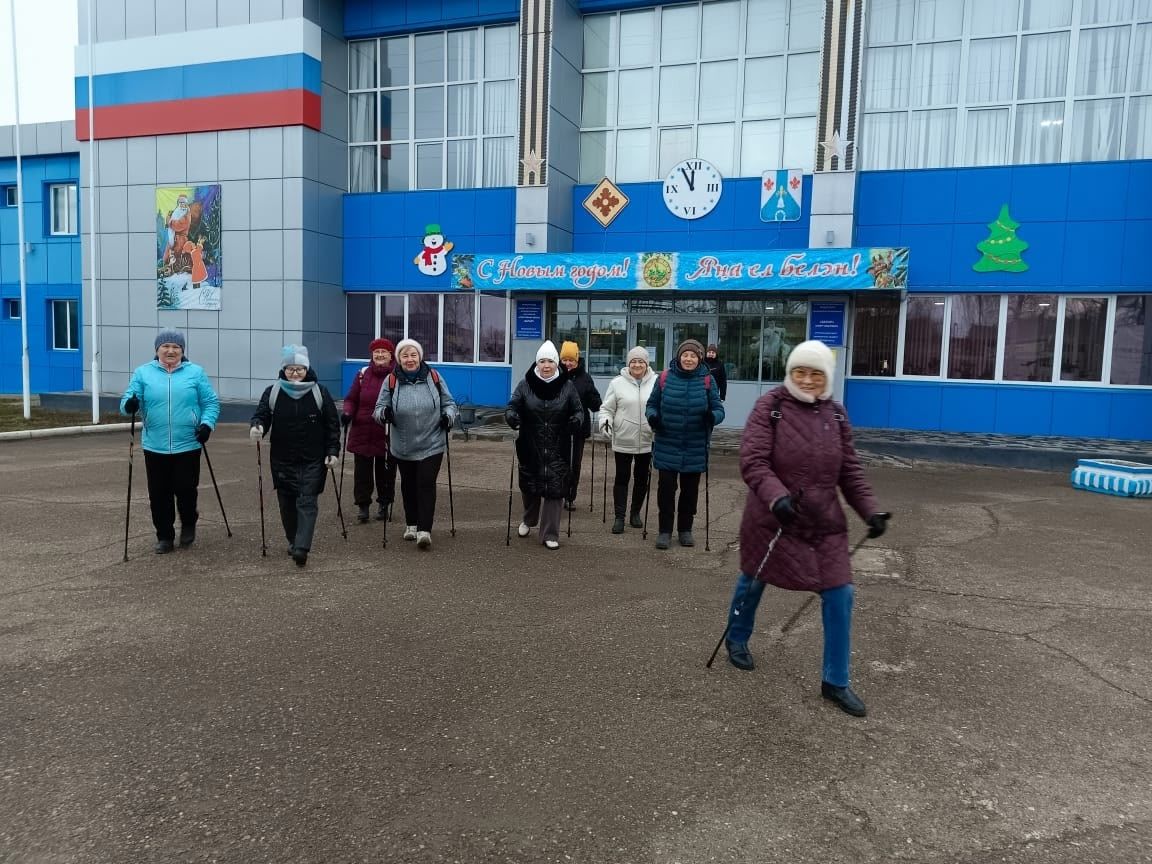Эстафета «Мамы идут!»: менделеевские спортсменки отметили День матери северной ходьбой