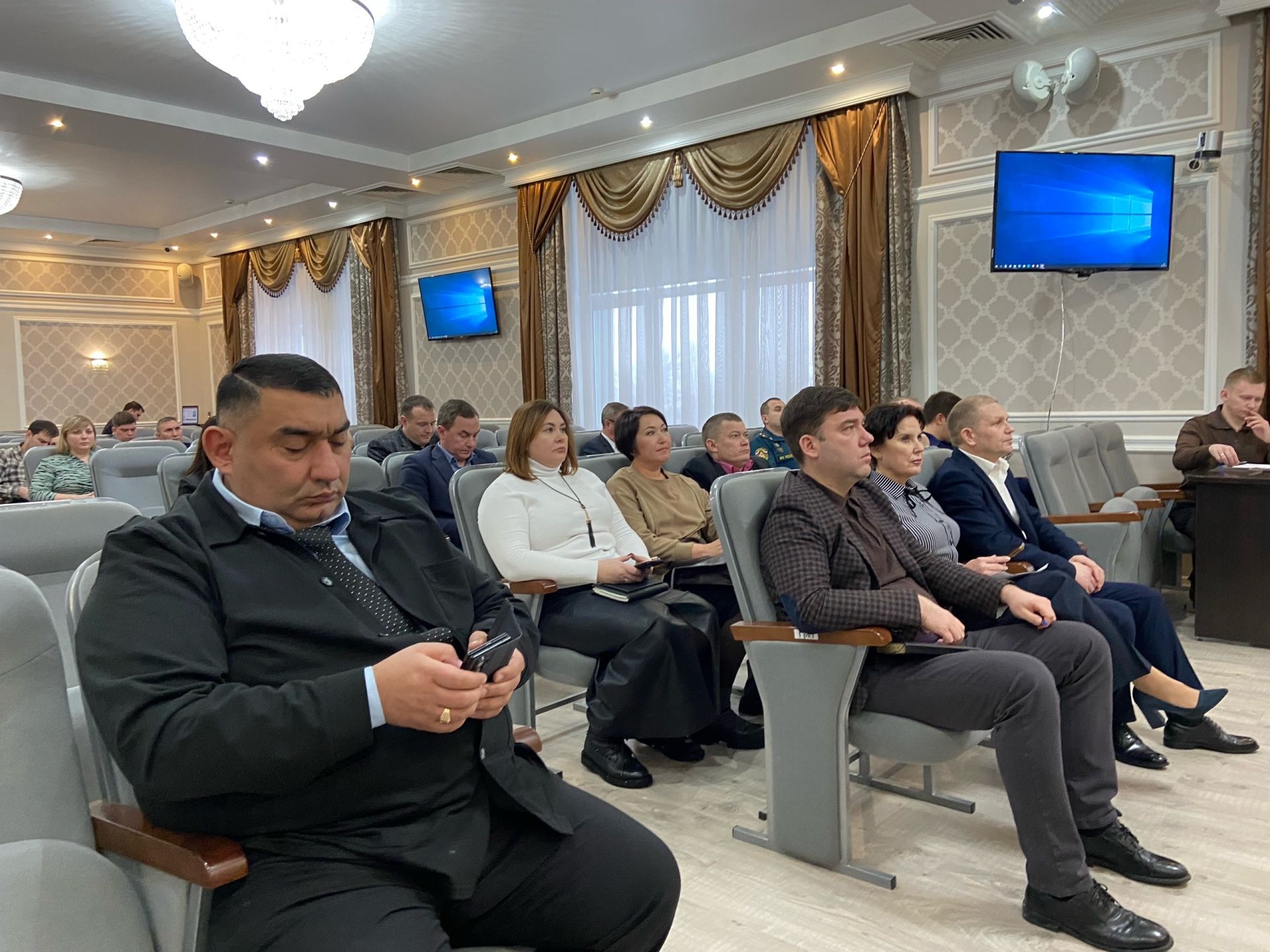 В Менделеевске обсуждены вопросы безопасности в новогодние праздники