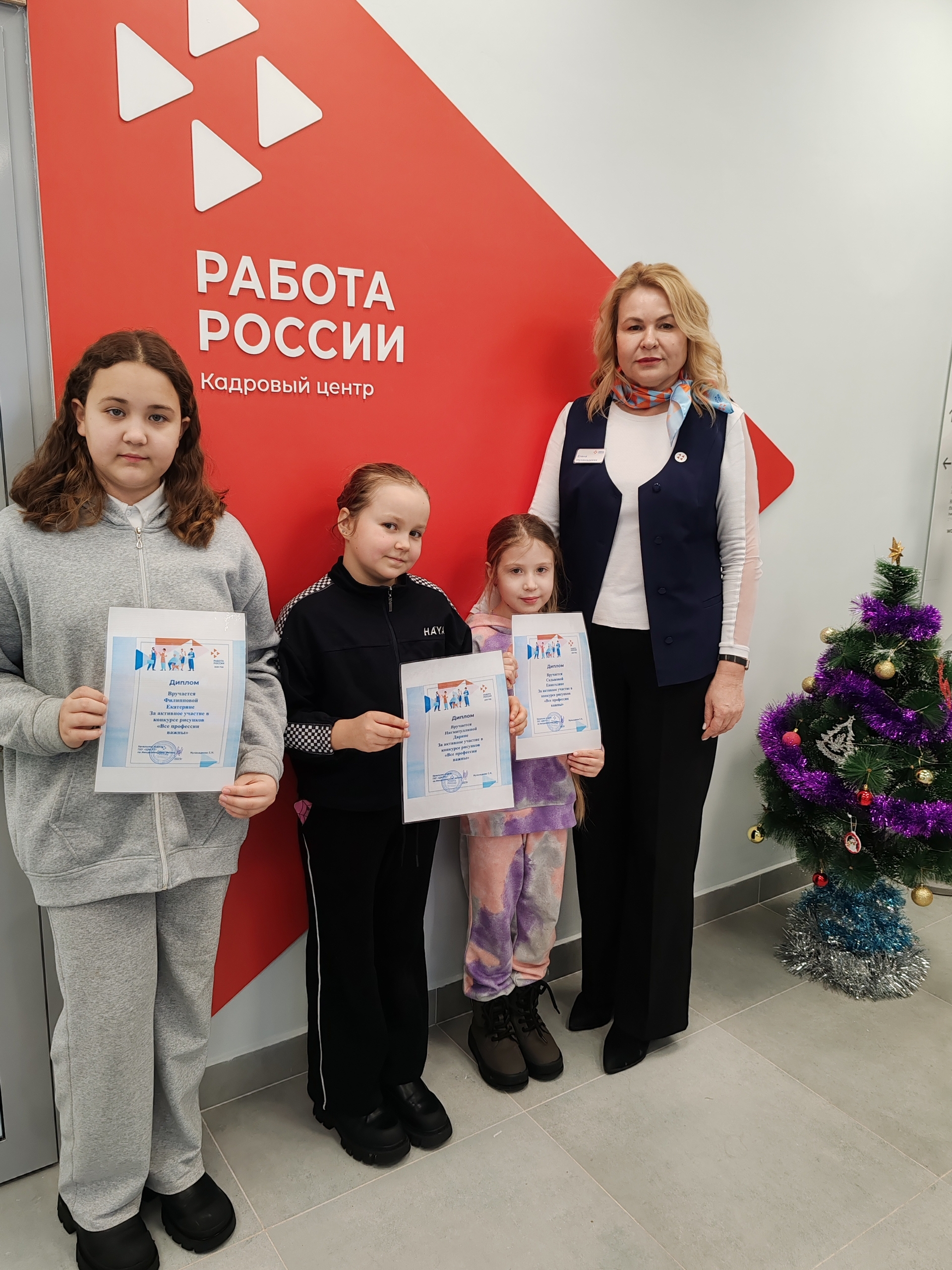 Юные художники Менделеевска получили награды за рисунки о профессиях