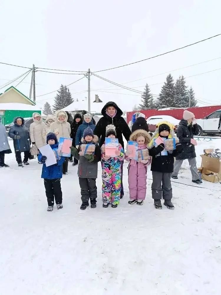«Ёлка на посёлке» в Менделеевске зажгла огни детского счастья
