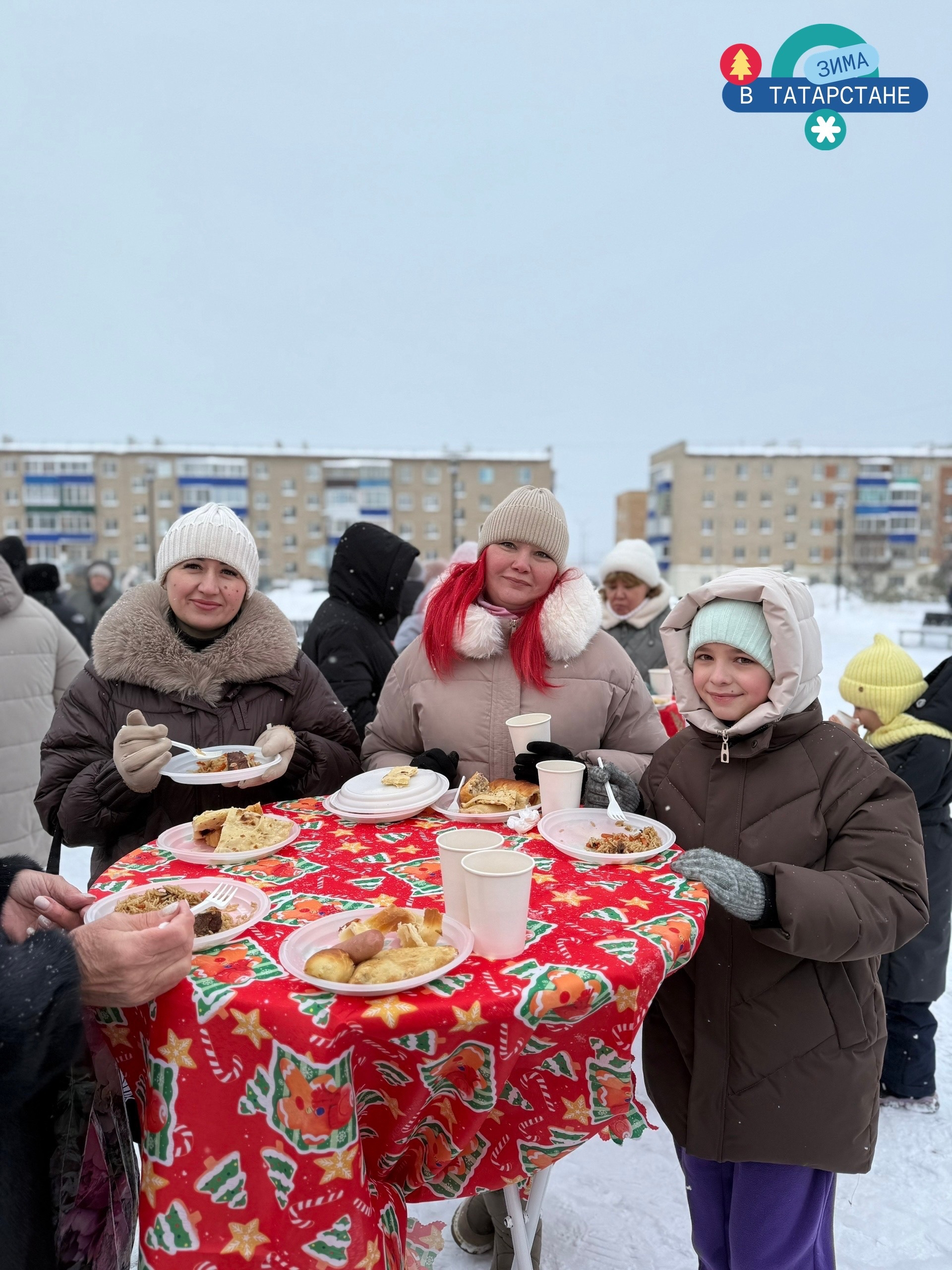 На гастрофестивале по-Менделеевски приготовили 10 килограммов плова, угощали татарским чаем и глинтвейном