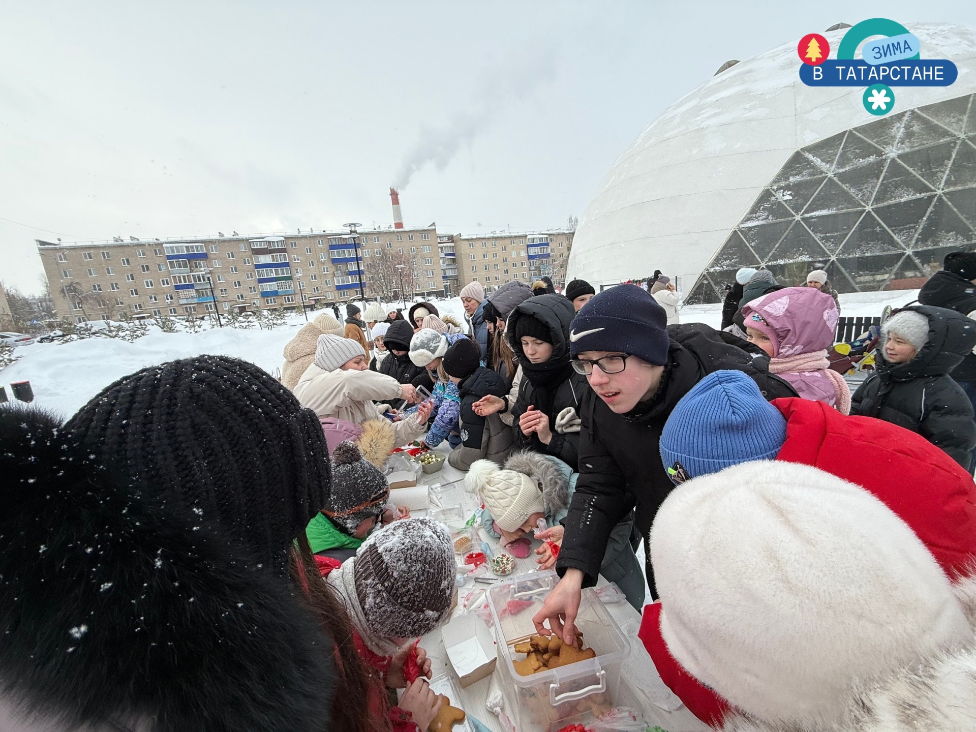 На гастрофестивале по-Менделеевски приготовили 10 килограммов плова, угощали татарским чаем и глинтвейном