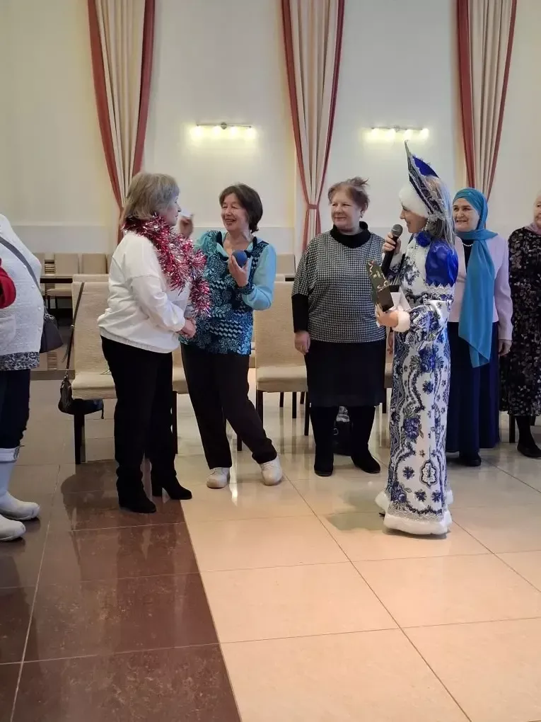 Для людей старшего поколения Менделеевска провели «Новогодний серпантин»