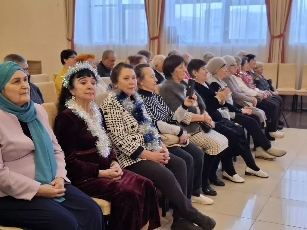 Для людей старшего поколения Менделеевска провели «Новогодний серпантин»