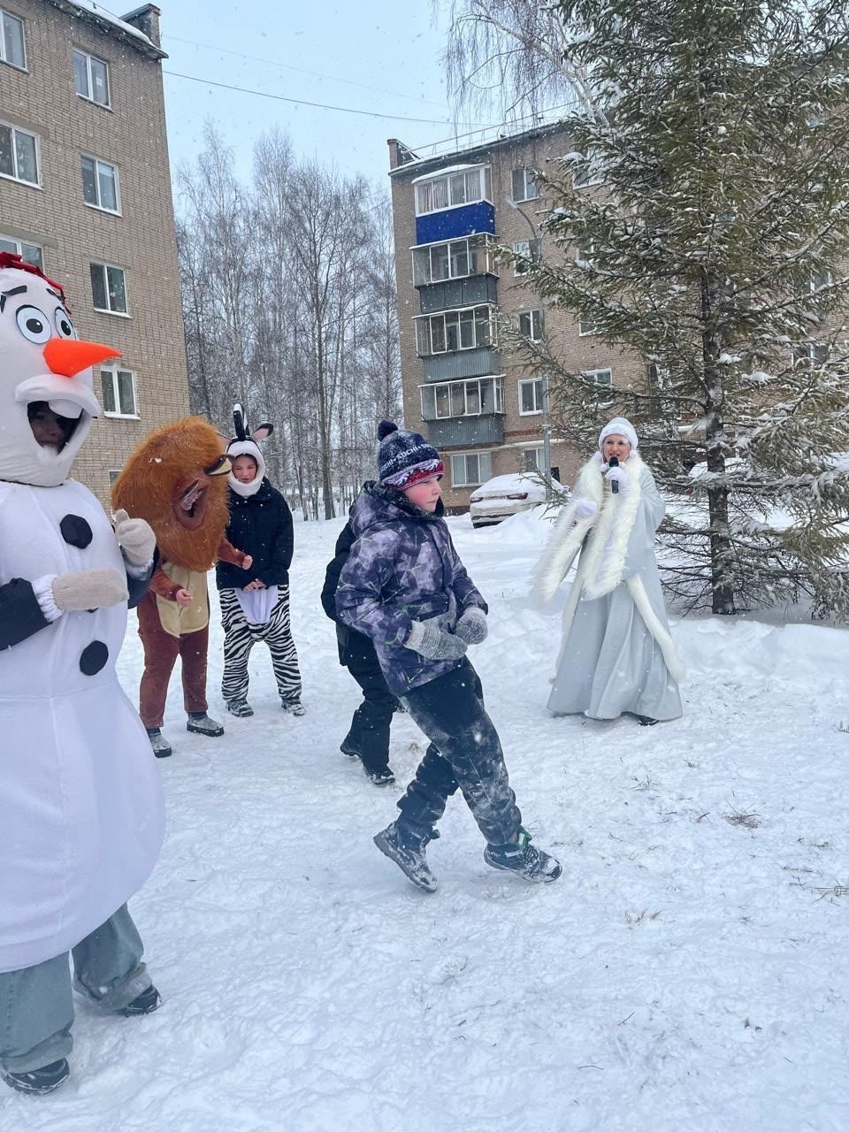 Волшебство во дворе: на улице Профсоюзная в Менделеевске устроили сказочный утренник для детей
