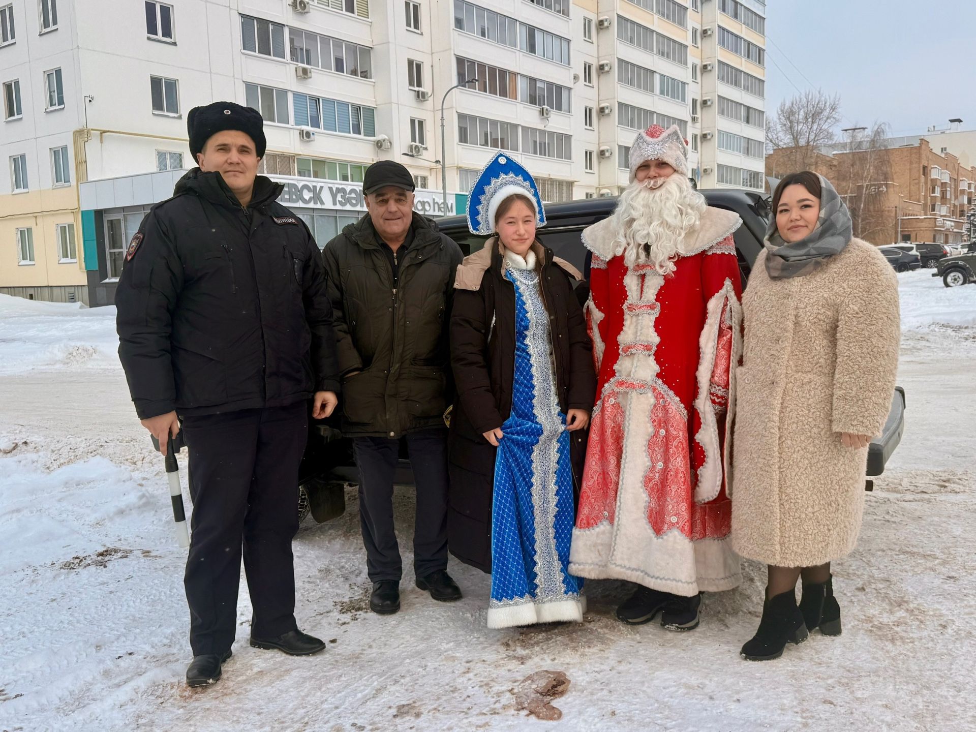 Полицейский Дед Мороз провел акцию по безопасности дорожного движения в Менделеевске