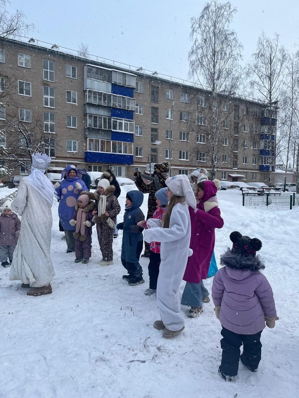 Волшебство во дворе: на улице Профсоюзная в Менделеевске устроили сказочный утренник для детей