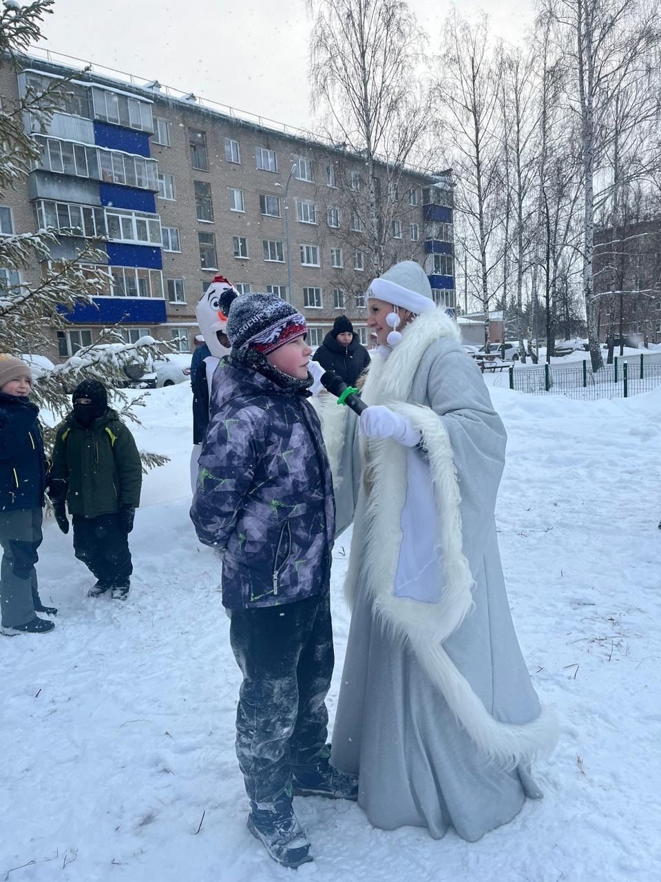 Волшебство во дворе: на улице Профсоюзная в Менделеевске устроили сказочный утренник для детей