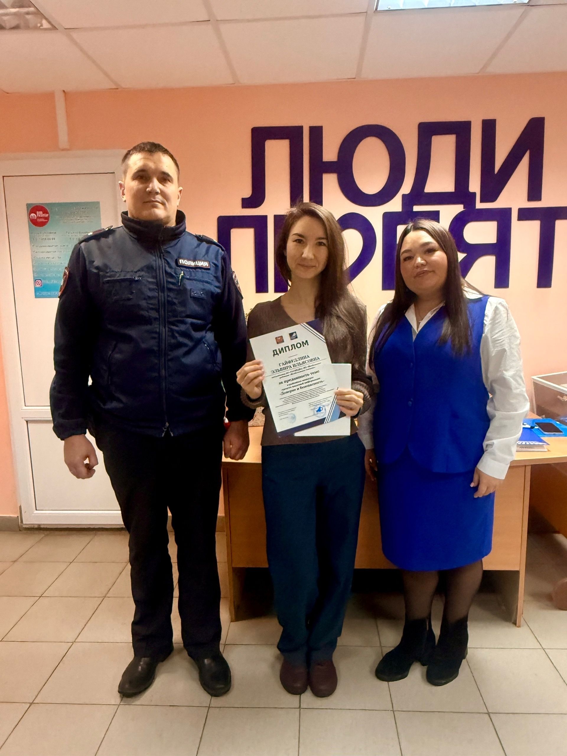 Коллектив «Менделеевских новостей» поблагодарили за вклад в освещение вопросов безопасности дорожного движения