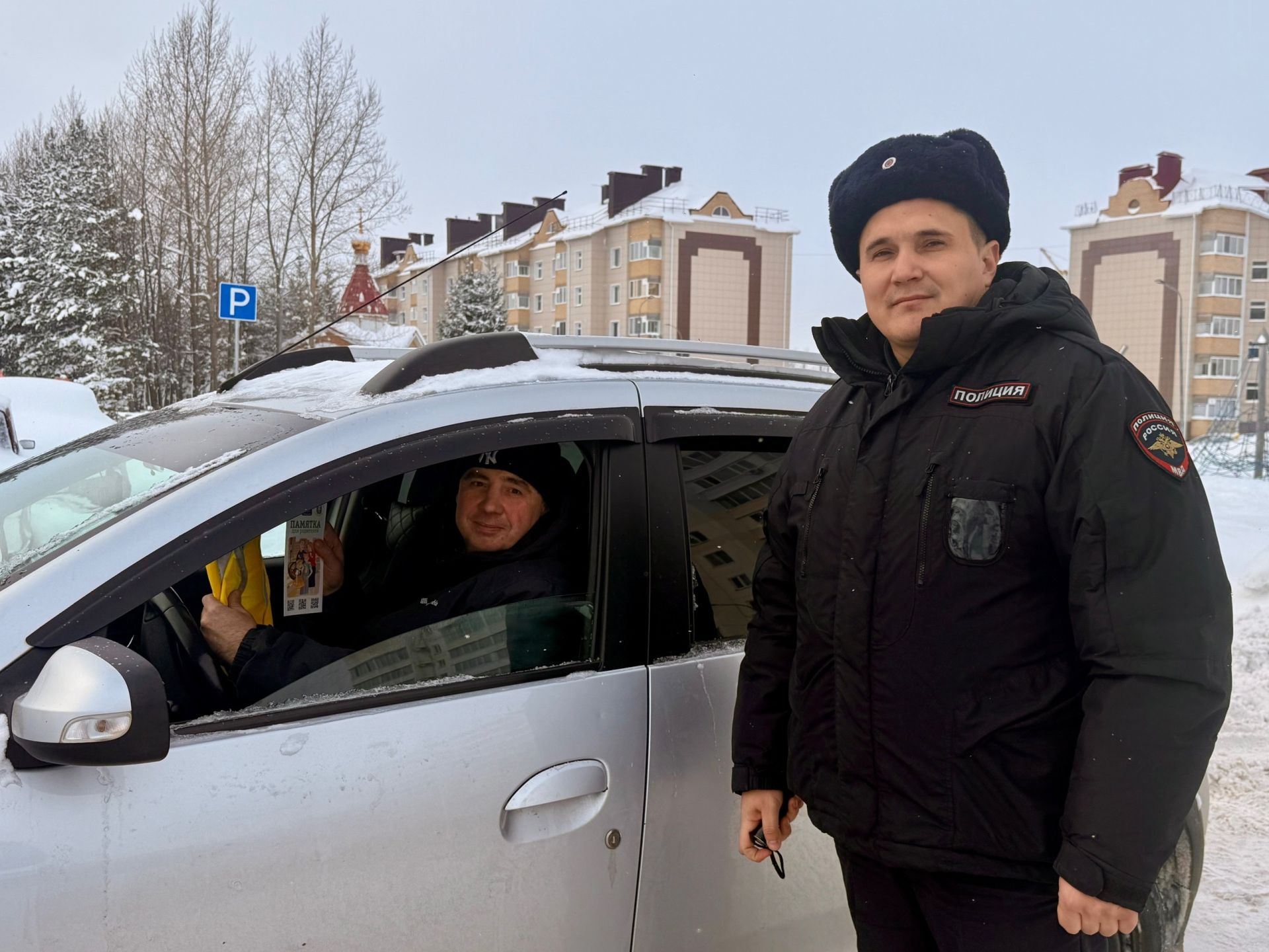 Полицейский Дед Мороз провел акцию по безопасности дорожного движения в Менделеевске