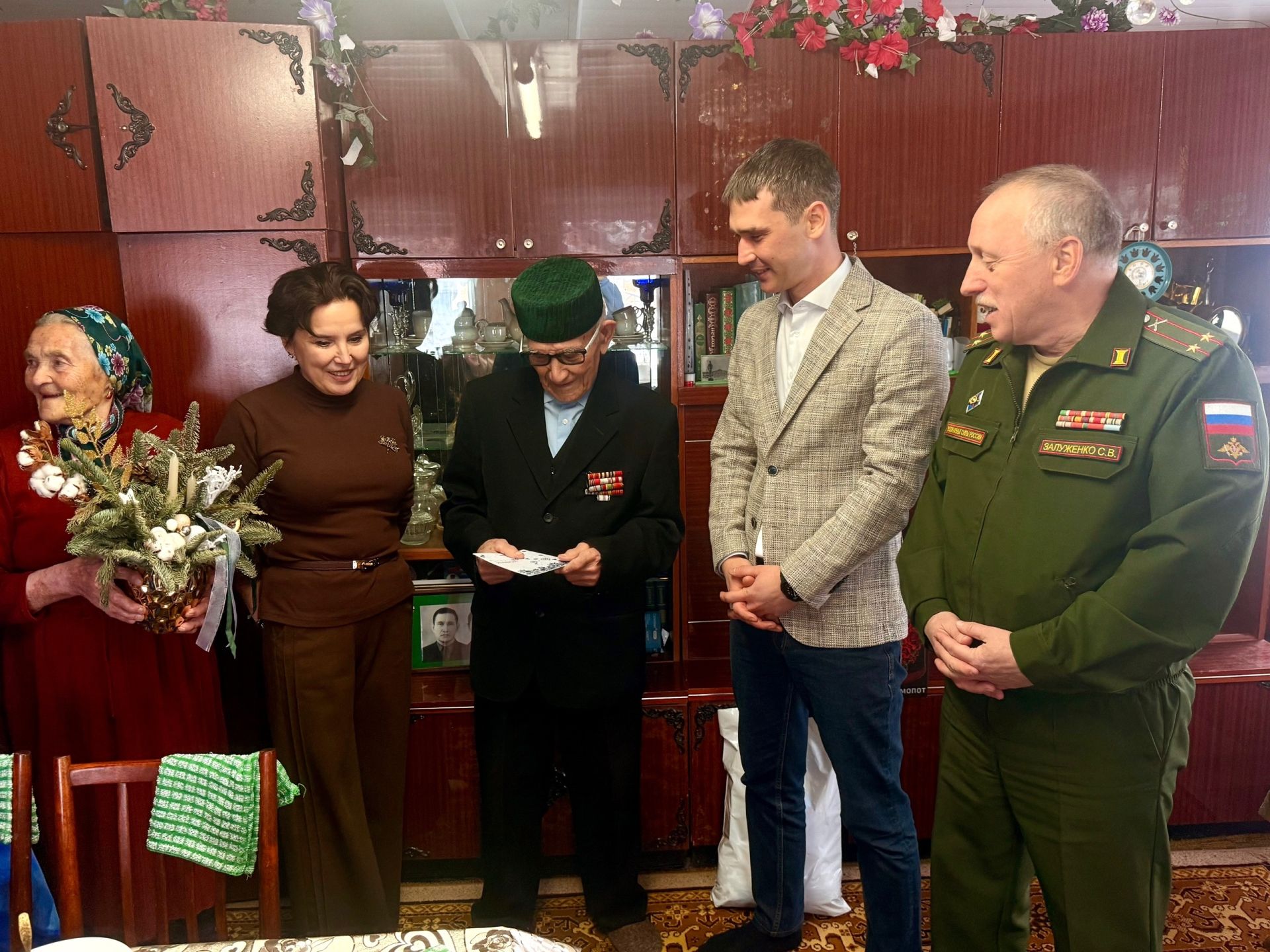В Менделеевске Роберт Искандаров поздравил с Новым годом семью ветерана войны Зайнака Аглиева