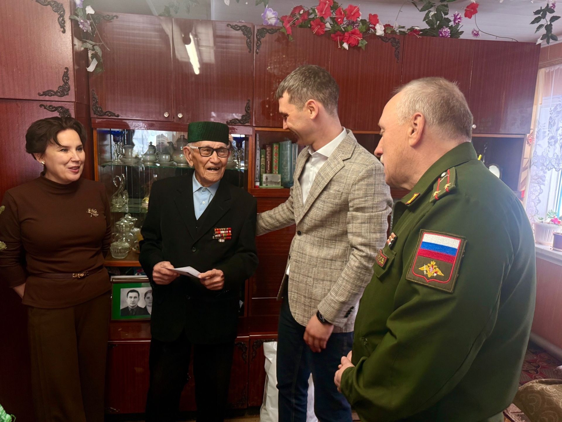 В Менделеевске Роберт Искандаров поздравил с Новым годом семью ветерана войны Зайнака Аглиева
