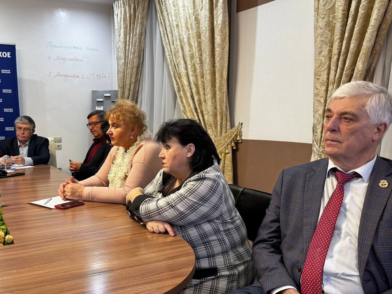 В Менделеевском районе обсудили ключевые вопросы ЖКХ и подготовку ко Дню Героев Отечества
