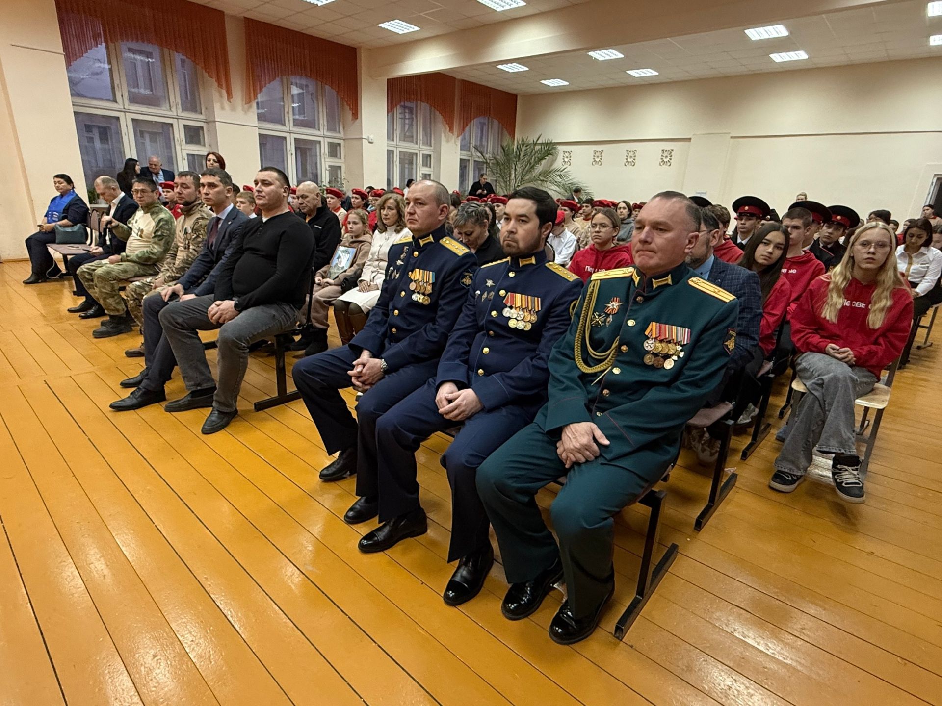 Юные патриоты Менделеевска встретились с героями в преддверии праздника