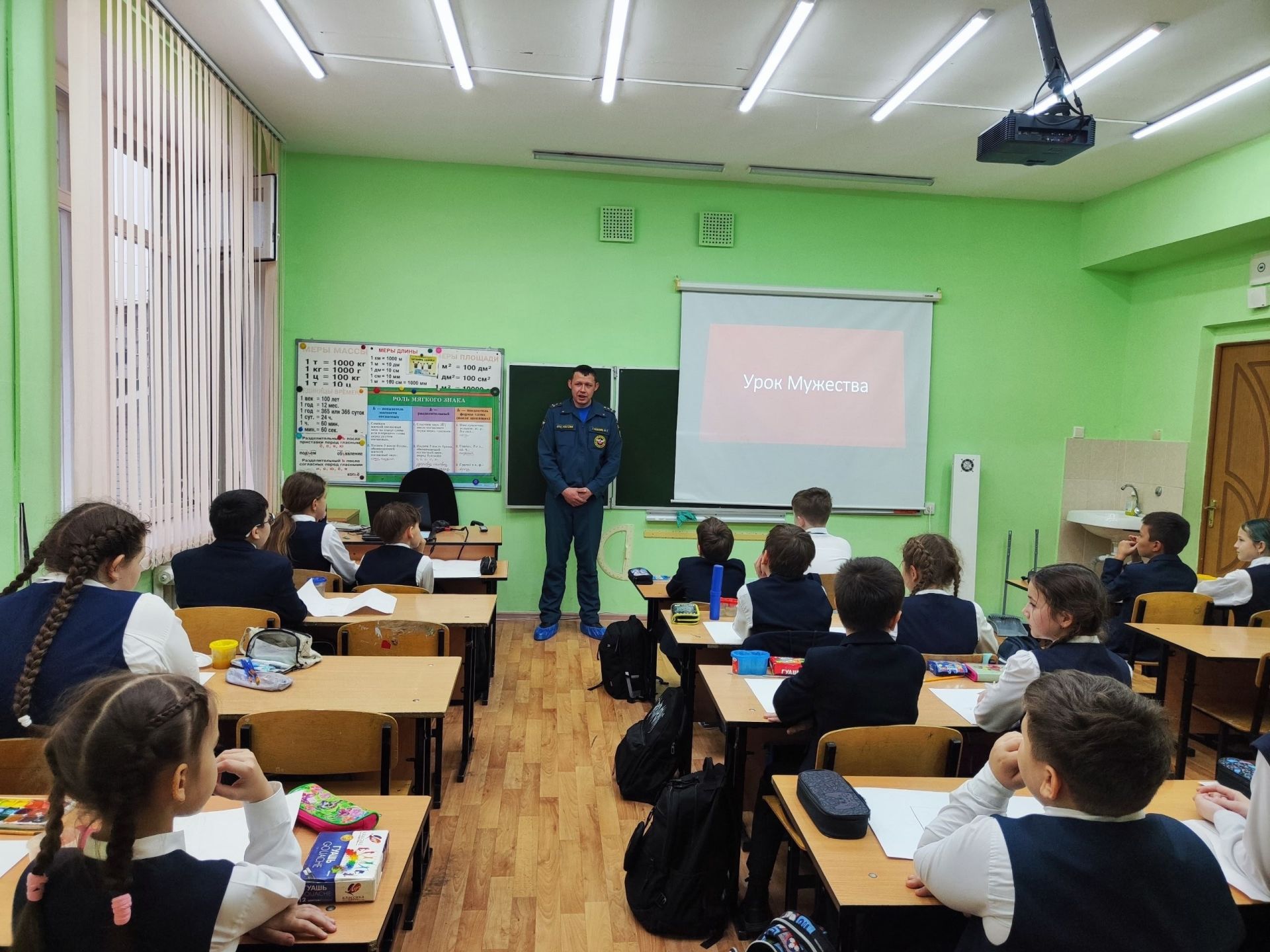 В гимназии Менделеевска провели урок мужества