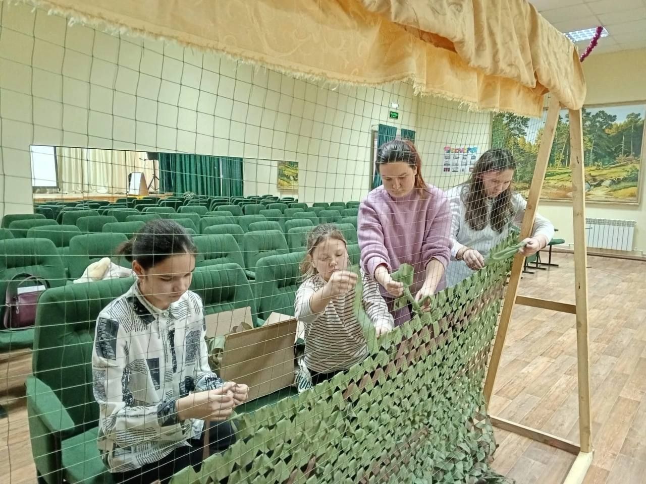 Активисты Камаевской школы готовят подарки для бойцов СВО