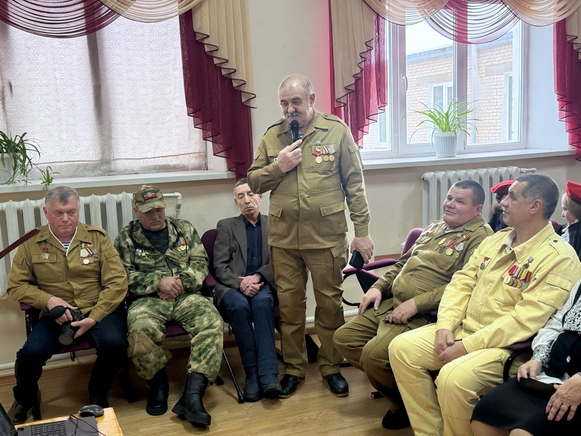 Ветераны боевых действий поделились воспоминаниями с учениками школы №2 в Менделеевске о войне в Афганистане