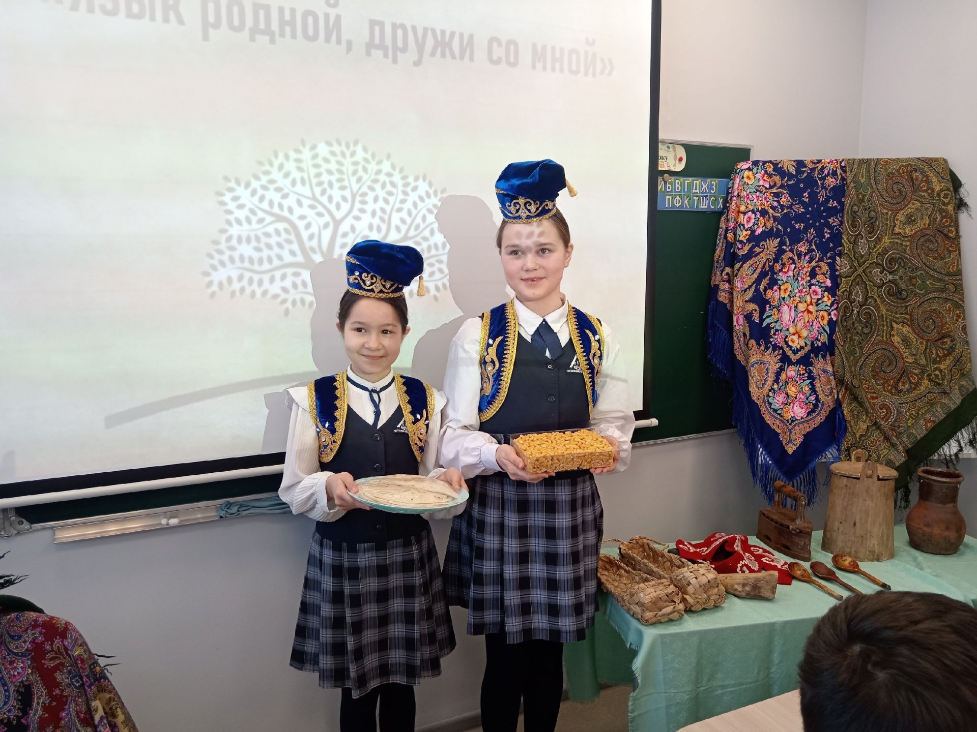 Школьники химико-технологического лицея №3 плели куклы-обереги и изучали старинные предметы быта