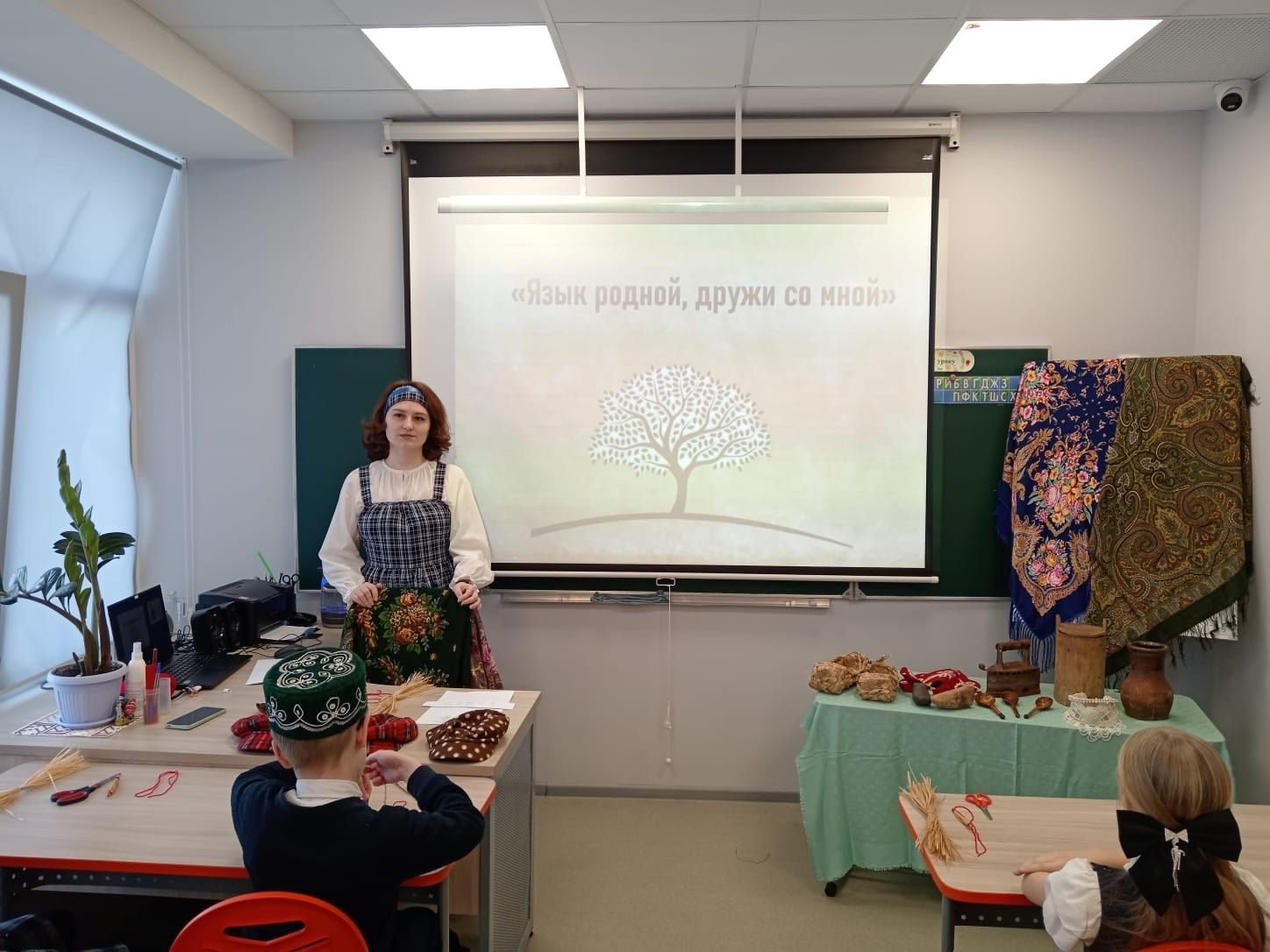 Школьники химико-технологического лицея №3 плели куклы-обереги и изучали старинные предметы быта