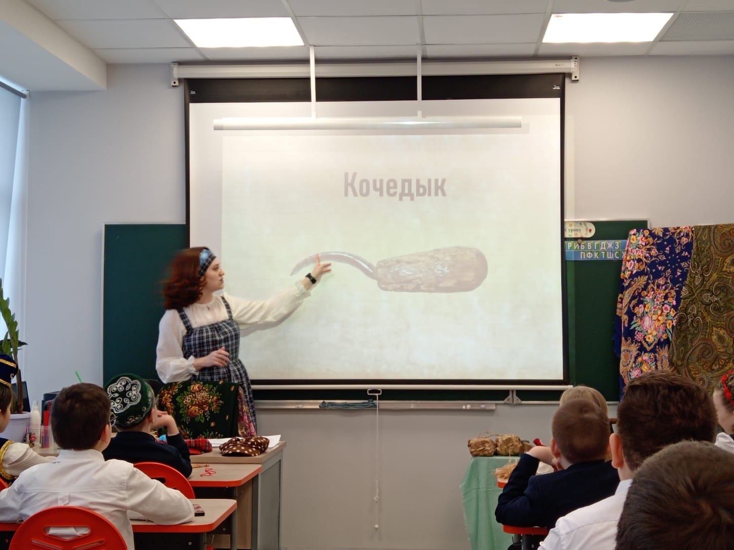 Школьники химико-технологического лицея №3 плели куклы-обереги и изучали старинные предметы быта