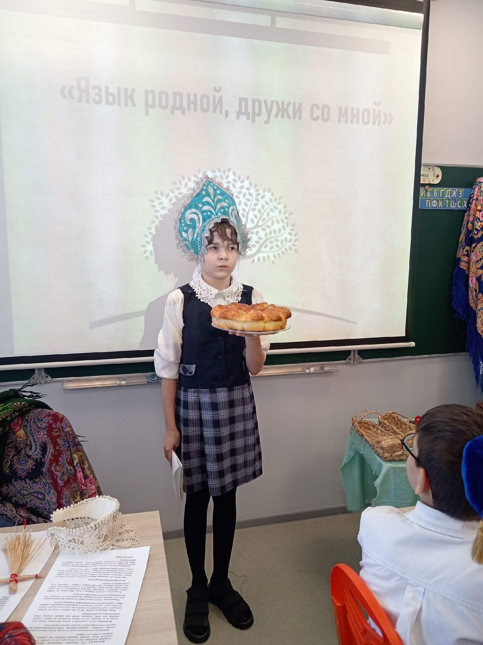 Школьники химико-технологического лицея №3 плели куклы-обереги и изучали старинные предметы быта