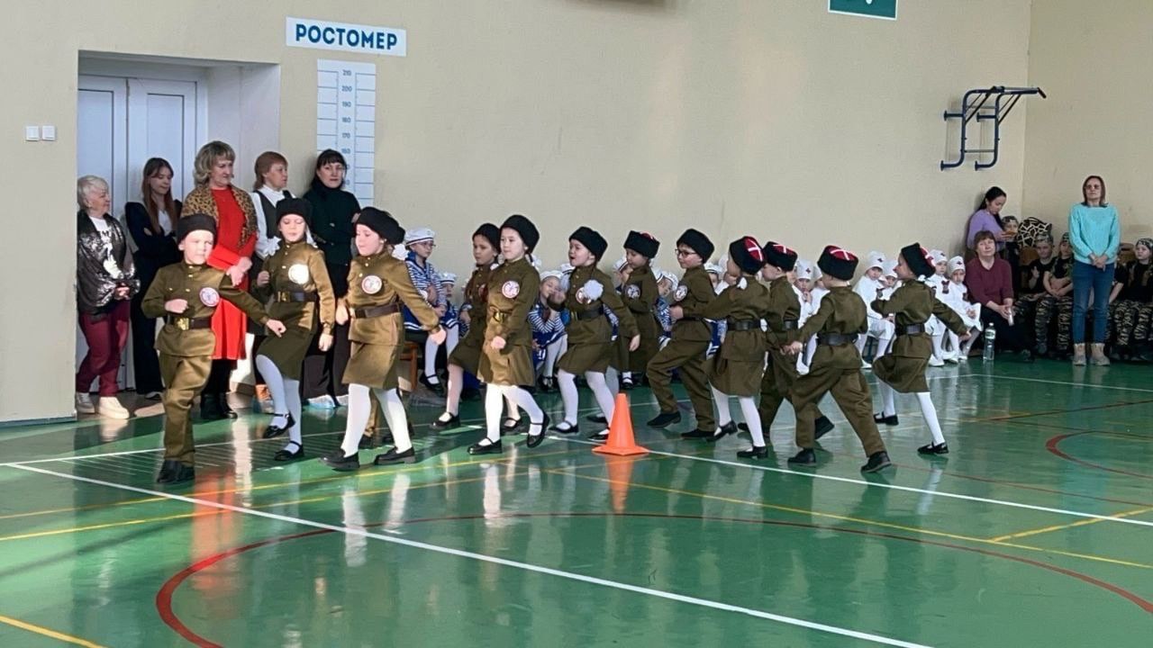 В Менделеевске прошёл традиционный городской смотр «Аты-баты шли солдаты!»