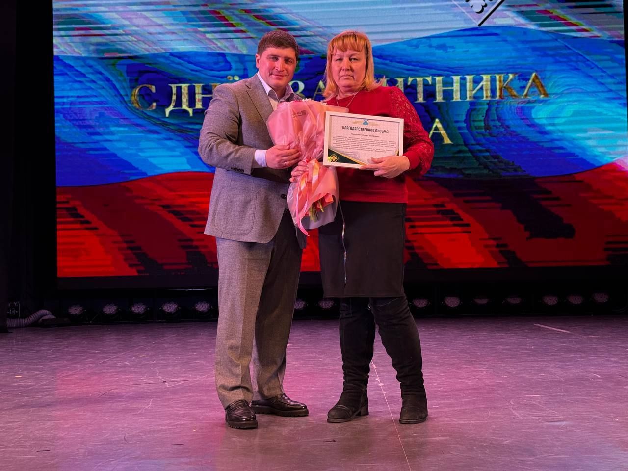 В Менделеевске прошёл концерт ко Дню защитника Отечества с выставкой и награждением волонтёров