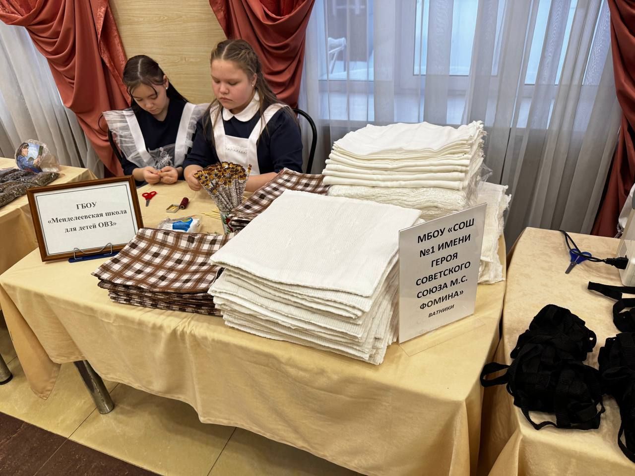 В Менделеевске прошёл концерт ко Дню защитника Отечества с выставкой и награждением волонтёров