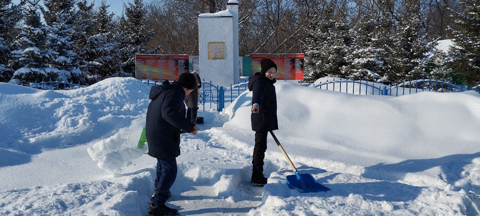 Псеевские школьники привели в порядок памятник