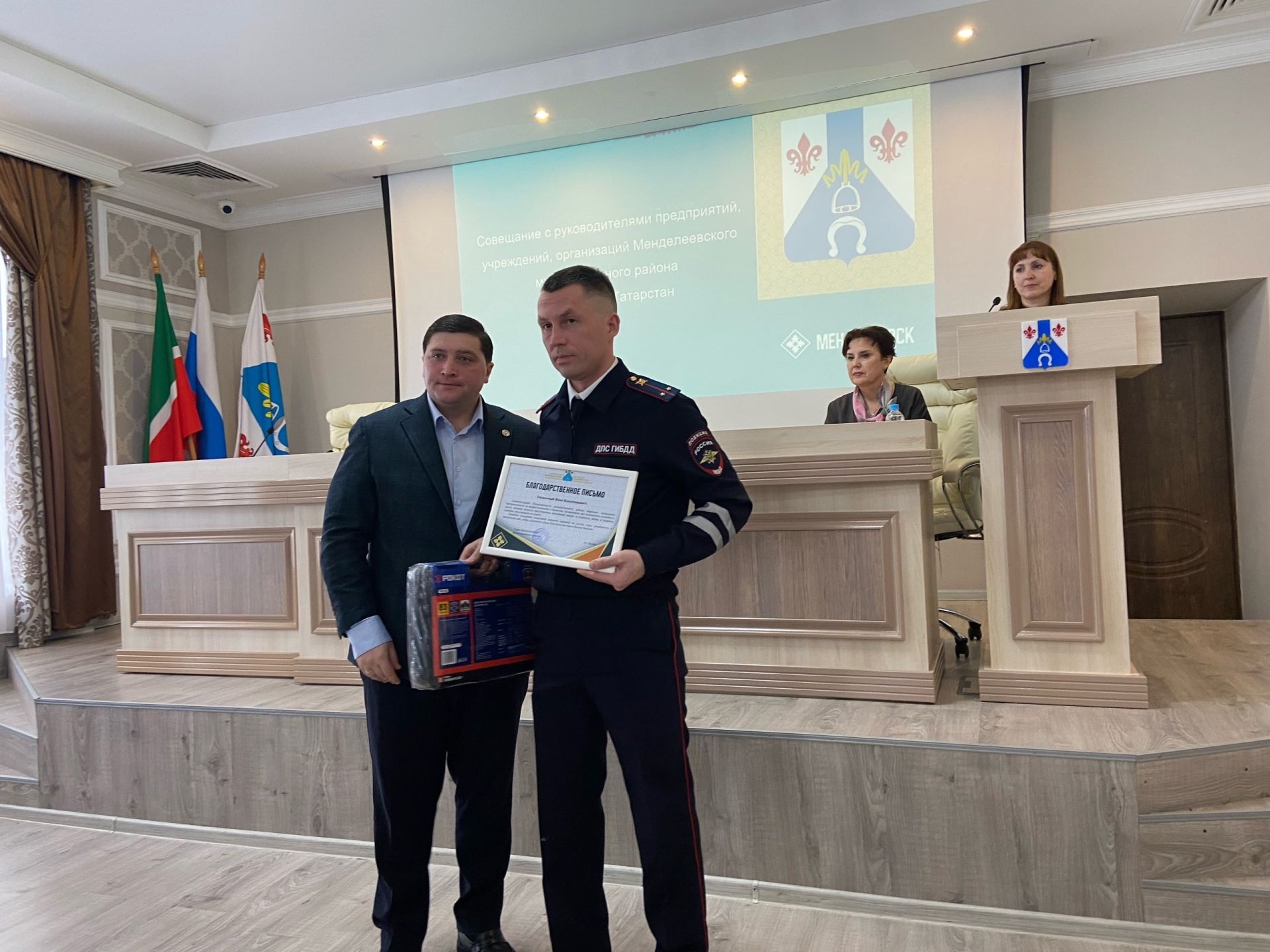 В Менделеевске наградили сотрудников Госавтоинспекции