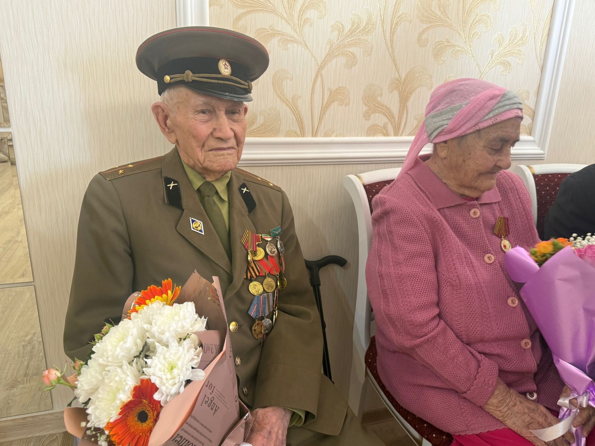 В Менделеевске ветеранам войны и тыла вручили медали к 80-летию Победы