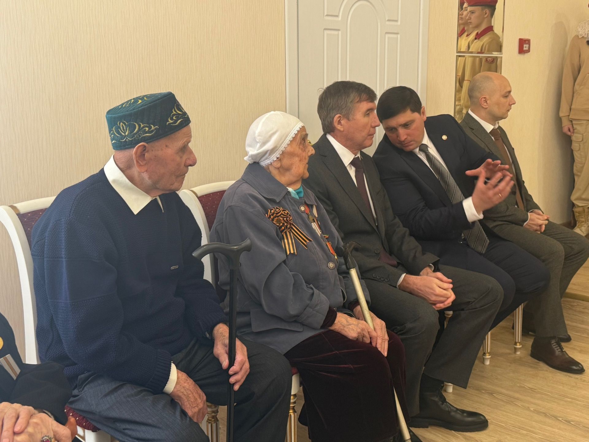 В Менделеевске ветеранам войны и тыла вручили медали к 80-летию Победы