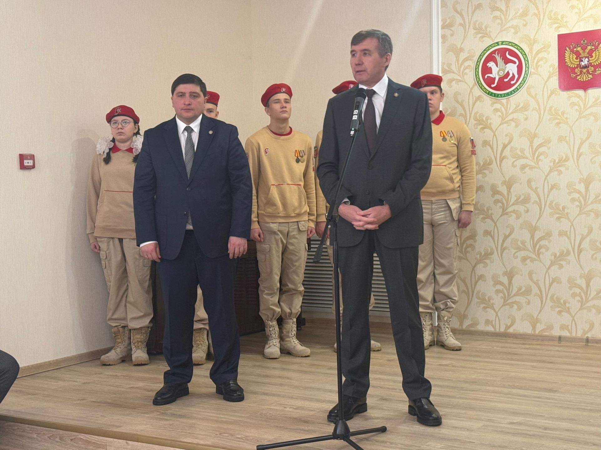 В Менделеевске ветеранам войны и тыла вручили медали к 80-летию Победы