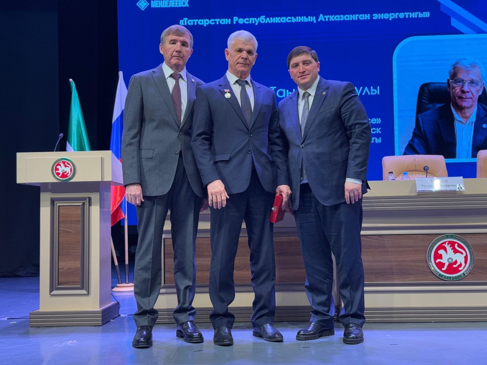 На отчетной сессии Менделеевского района вручены награды